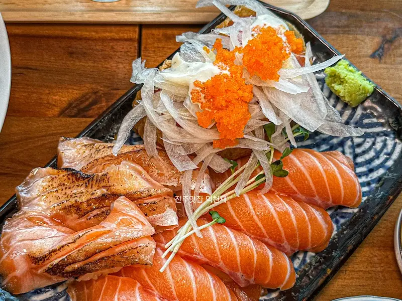 입안에서 살살 녹는 연어 3종 초밥