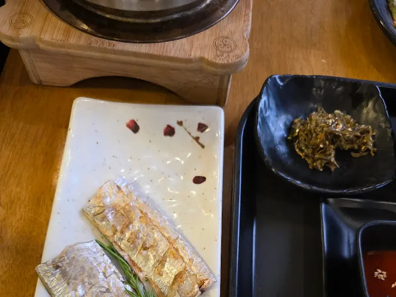 다양한 밑반찬이 정갈하게 담겨 나온 모습