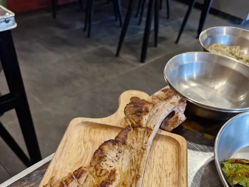 나무 도마 위에 놓인 갈비