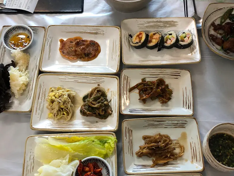 정갈하게 차려진 더덕 한정식