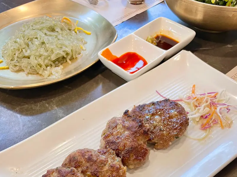 윤기가 자르르 흐르는 떡갈비