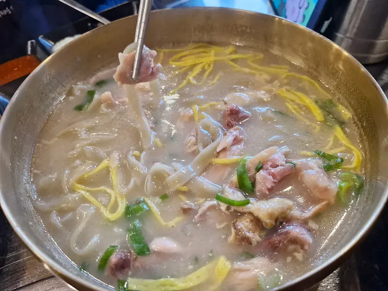 칼국수 면발이 들어간 칼갈비 매운탕