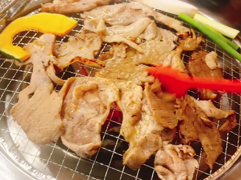 불판 위에서 구워지는 양념갈비와 호박, 파