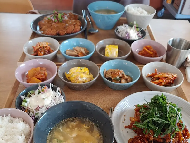 다양한 반찬이 돋보이는 한상차림