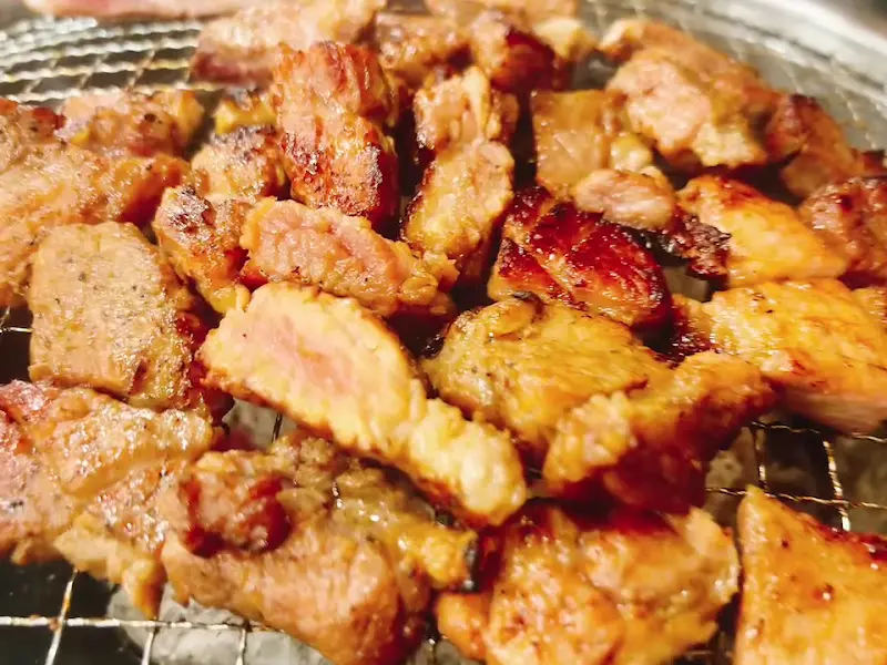 숯불 위에서 노릇하게 구워진 돼지갈비