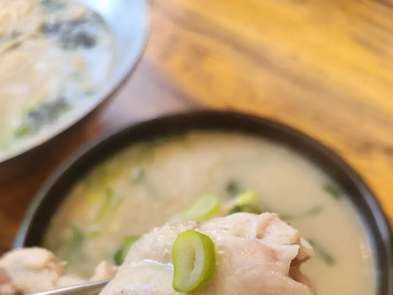 닭곰탕 속 닭고기를 젓가락으로 집어 올린 모습