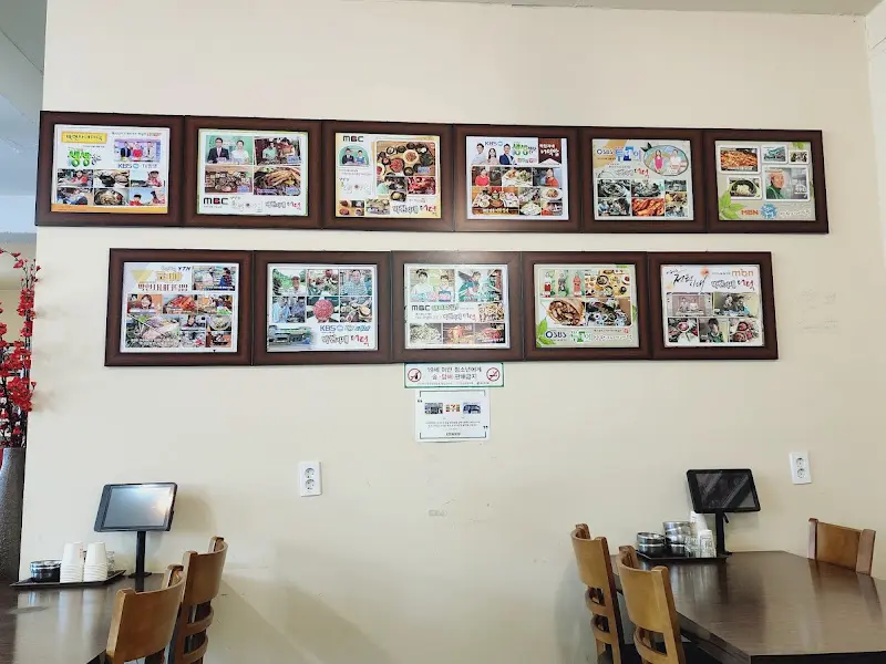 벽면에 걸린 사진들