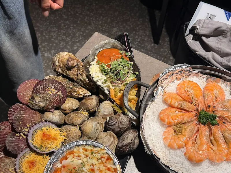 싱싱한 조개와 해산물이 가득한 청춘조개의 메뉴