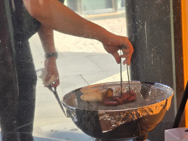 숯불 위에서 구워지는 소세지