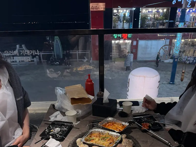 청춘조개 내부에서 바라본 월미도 야경