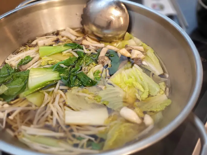 각종 채소와 버섯이 가득 들어간 샤브샤브