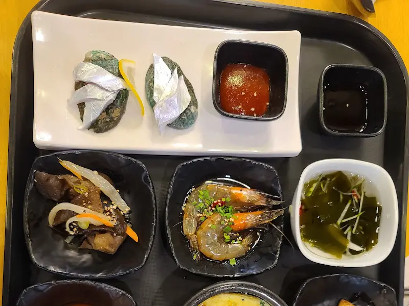 정갈하게 담겨 나온 밑반찬 클로즈업