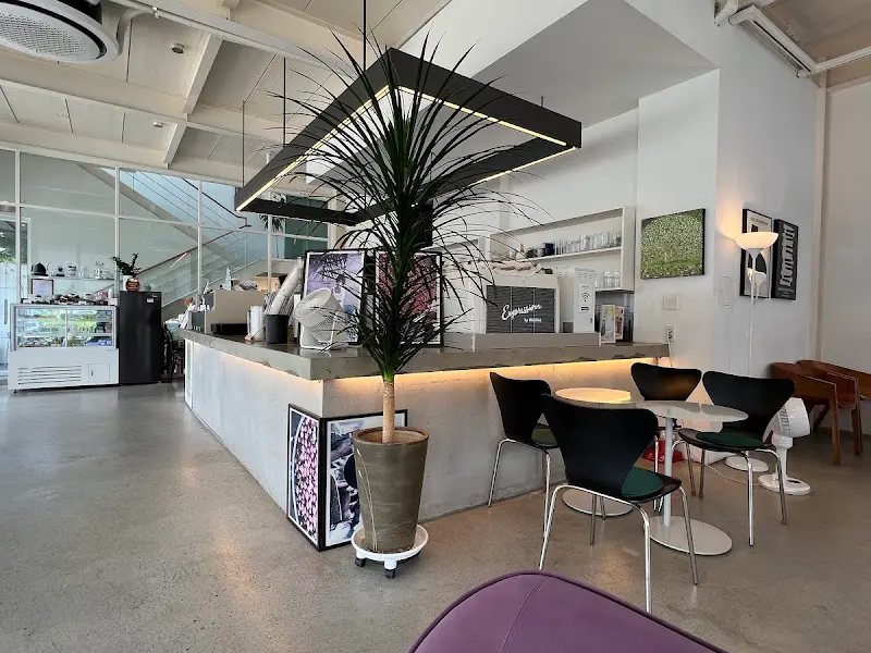 카페 내부의 카운터와 테이블