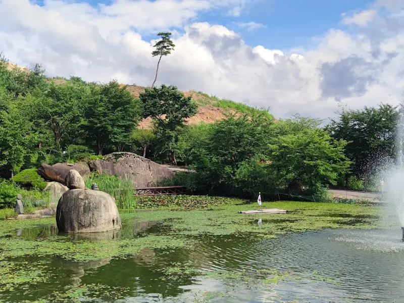 벚골식당의 연못 풍경