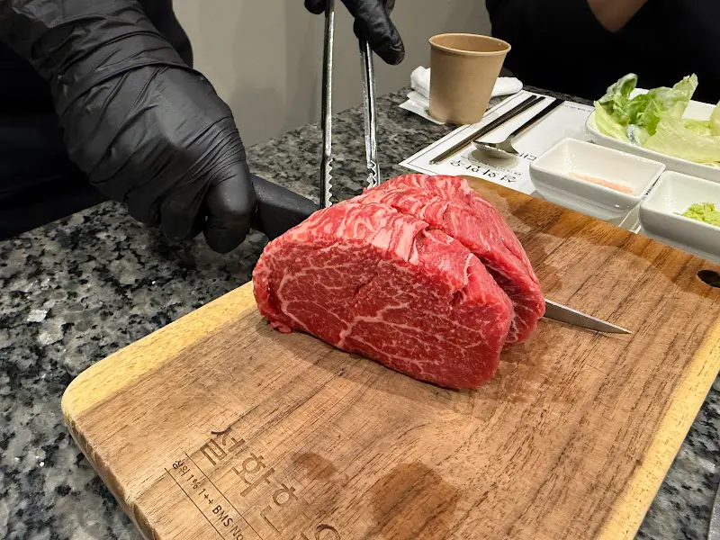 전문가의 손길로 구워지는 샤또브리앙