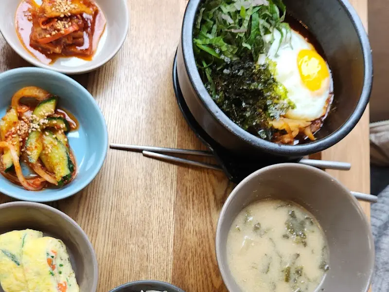 정갈하게 담긴 반찬들