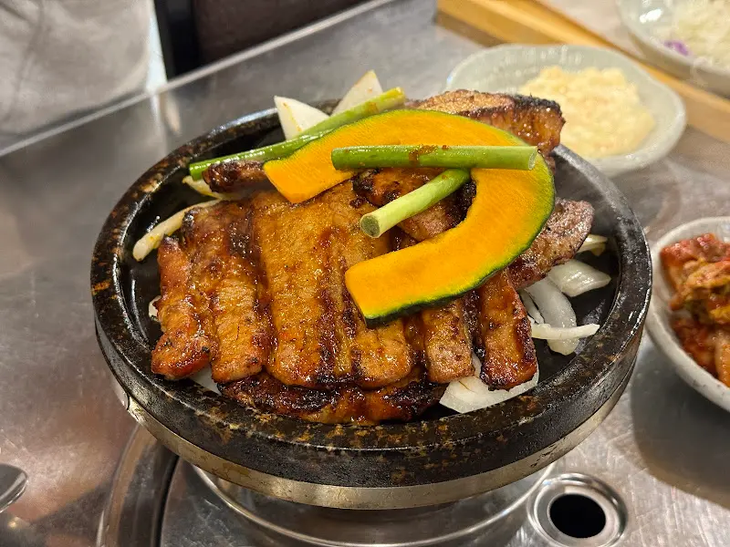 푸짐하게 담긴 칼갈비 매운탕