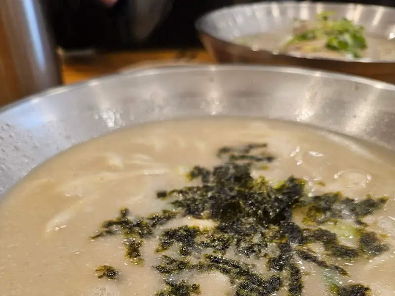 김가루가 뿌려진 닭칼국수