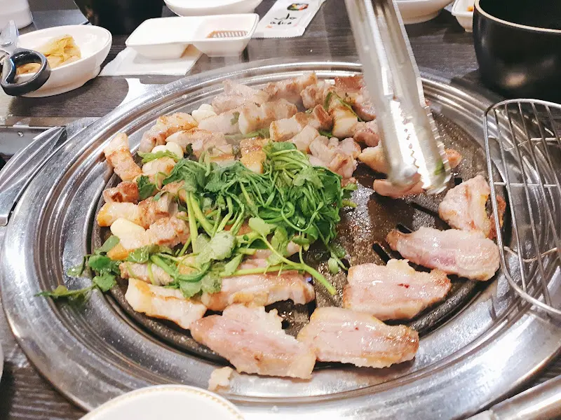 직원분이 고기를 구워주는 모습