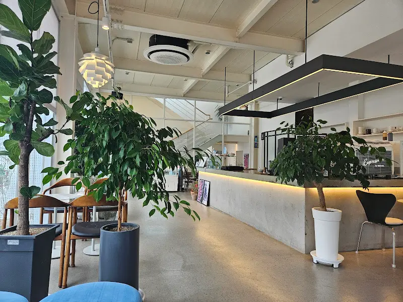 카페 내부 인테리어