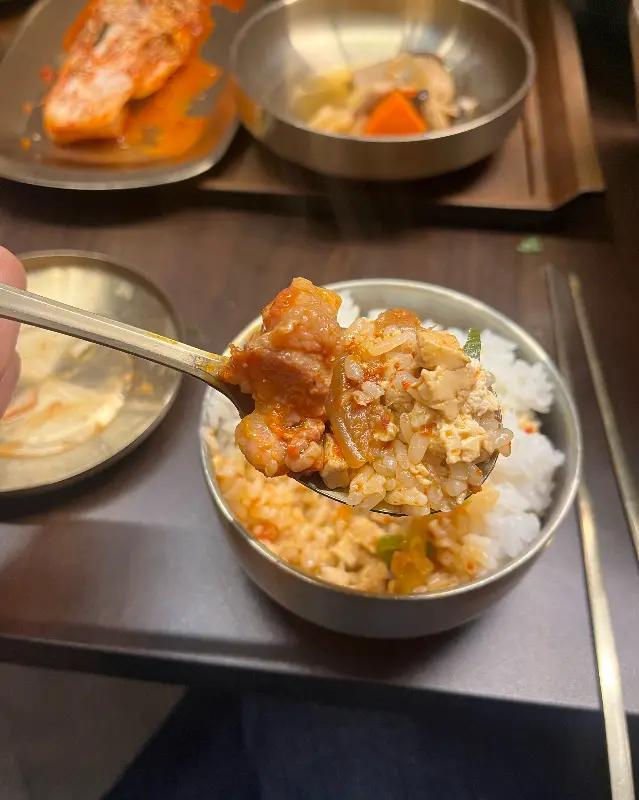 밥 위에 올려진 고기