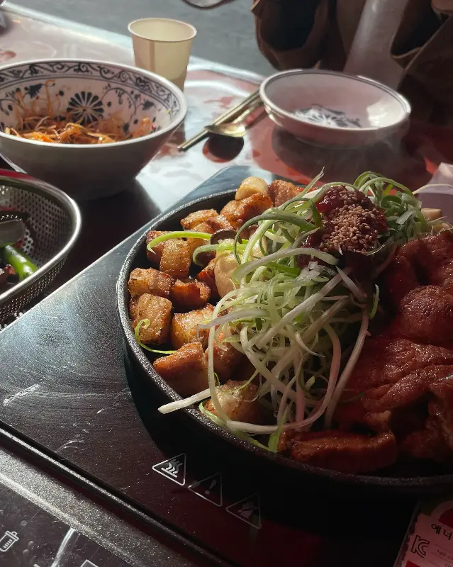 돌판 위에 짜장, 항정살, 그리고 봄동 비빔밥까지