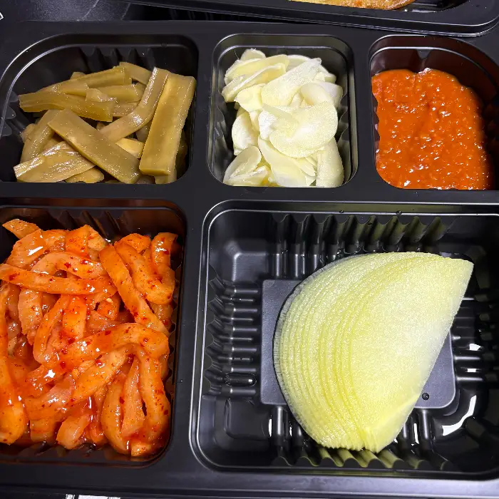 마왕족발 봉화점 밑반찬 구성