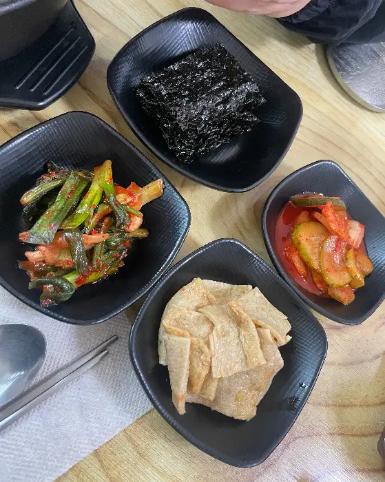 여러 가지 반찬이 담긴 그릇들