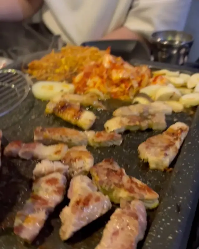 노릇하게 구워진 삼겹살과 김치