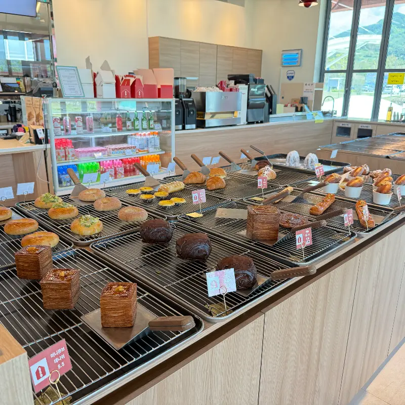 맛있는 빵들이 가득한 진열대