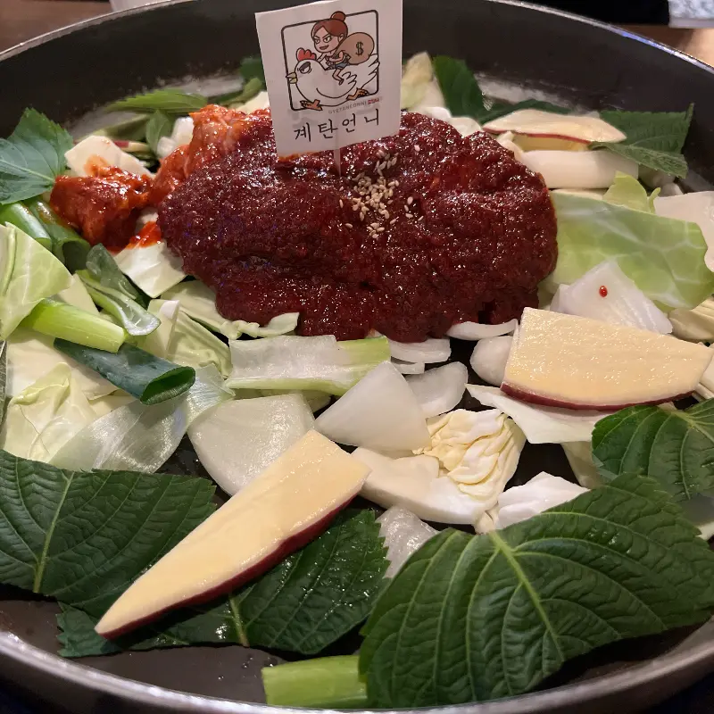 푸짐한 양의 치즈 닭갈비