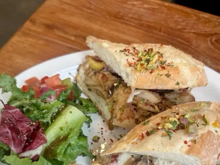 바삭한 빵 사이에 신선한 속재료가 가득한 샌드위치