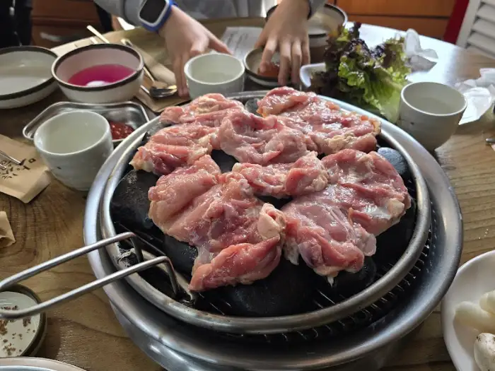잘 익은 닭갈비를 접시에 담는 모습