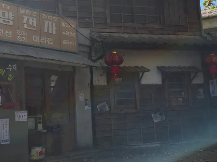 옛날 상점가의 모습, 붉은 등불이 인상적