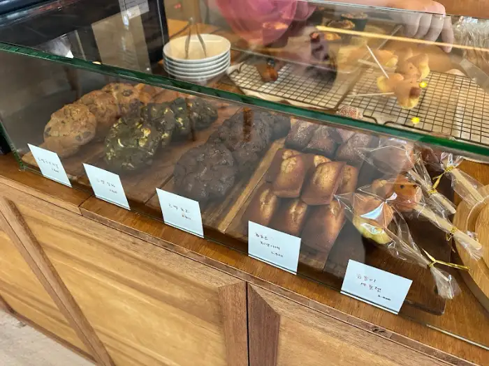 카페 쇼케이스 안의 디저트들