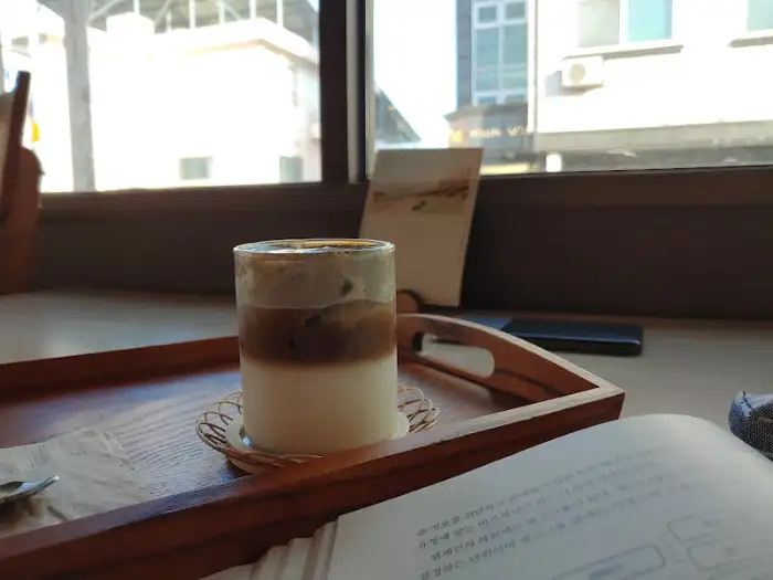 얼음과 커피, 우유가 층을 이룬 아이스 음료