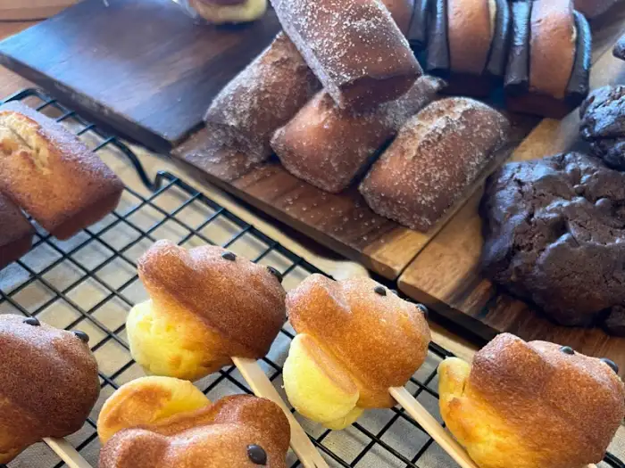 진열대에 다양한 종류의 수제 디저트