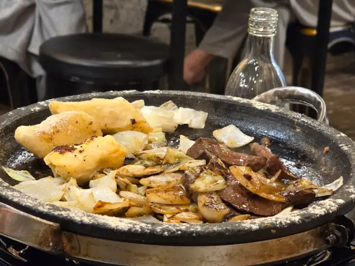 식사 후 테이블 위에 놓인 빈 접시들과 병