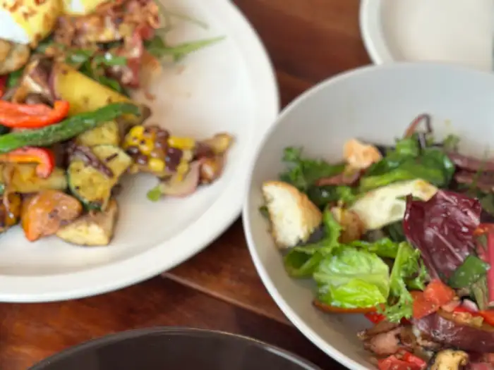 다양한 채소와 구운 감자, 빵 등이 함께 나온 브런치 플레이트