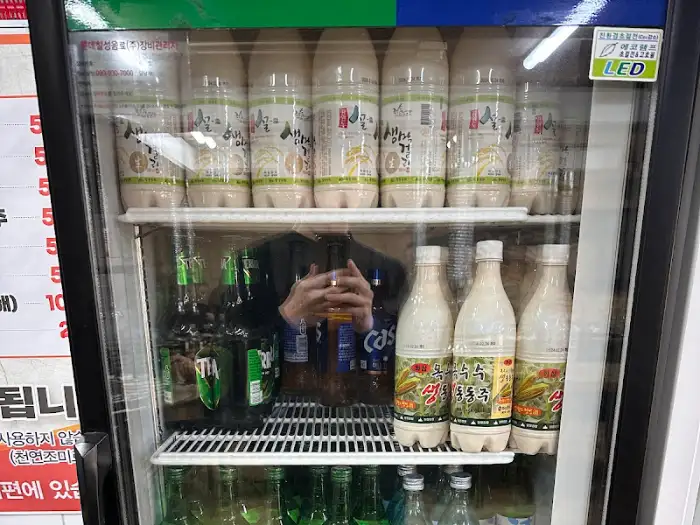 냉장고에 진열된 다양한 종류의 주류