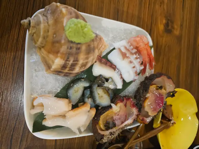 뿔소라, 새우, 우럭조개 등 다양한 해산물 모듬