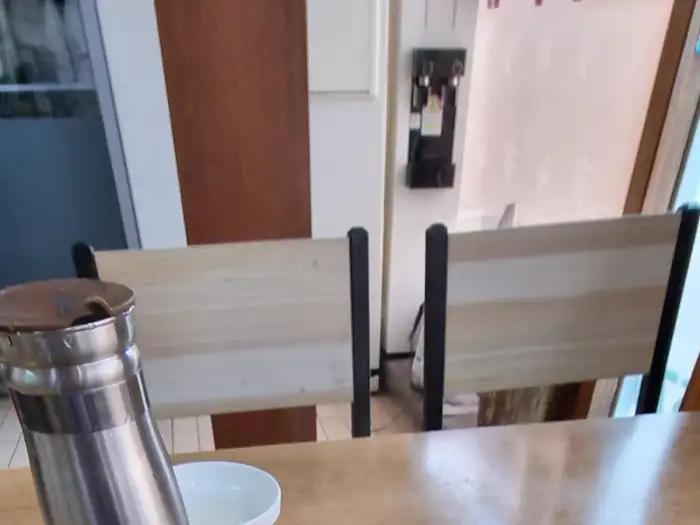 식당 내부의 테이블과 의자