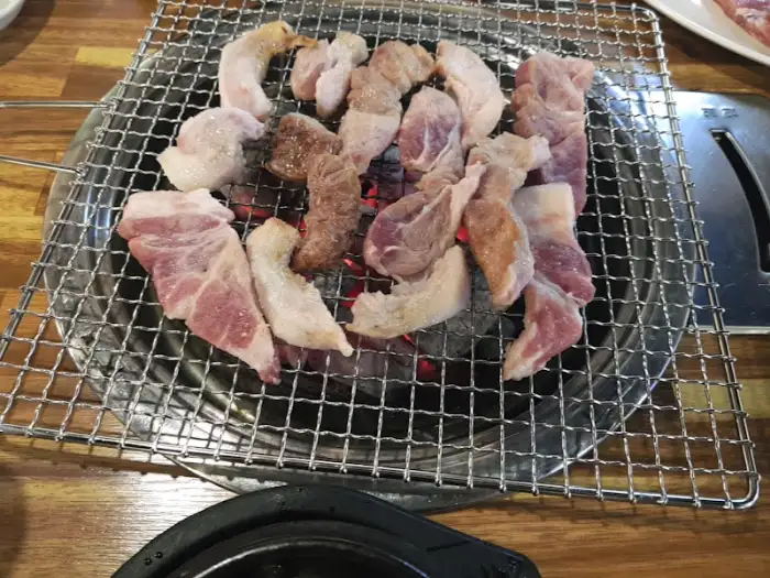 불판 위에서 익어가는 뒷고기