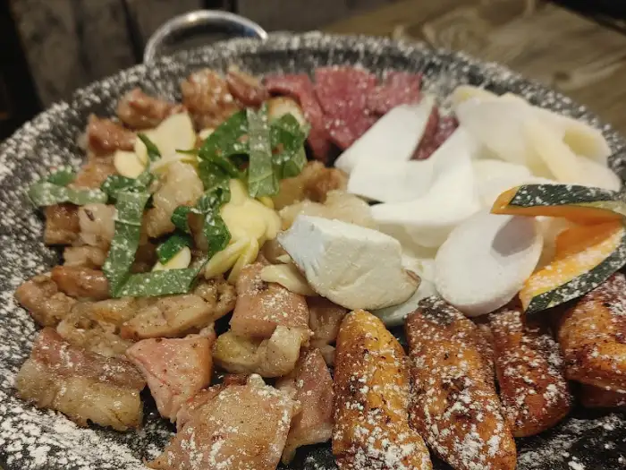 다양한 종류의 곱창, 막창, 대창이 섞인 모습