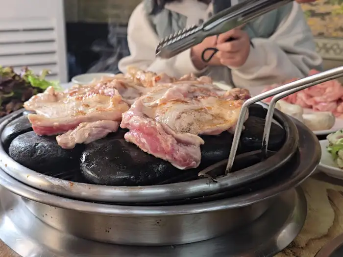 돌판 위에서 맛있게 익어가는 닭갈비