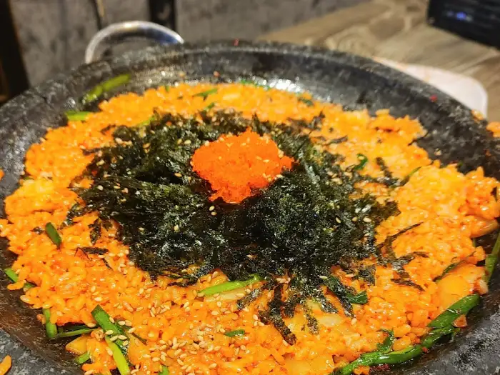 김가루와 날치알이 듬뿍 올라간 볶음밥