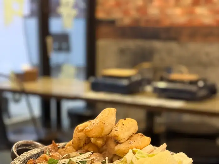 곱창 위에 쌓인 큼직한 떡 조각들