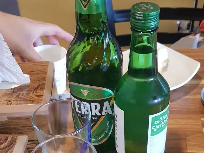 테이블에 놓인 맥주와 소주