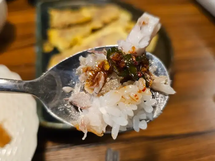 숟가락에 밥과 함께 회, 양념장을 올려놓은 모습
