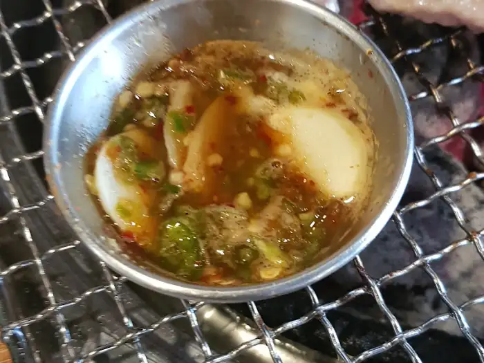 다양한 곁들임 소스와 반찬